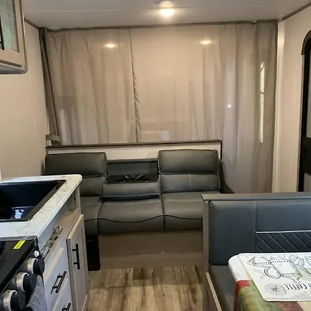 Daffodil Dream Camper With Hot Tub - Movie Screen - Fire Pit - Bbq Jonesville Exterior photo