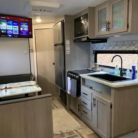 Daffodil Dream Camper With Hot Tub - Movie Screen - Fire Pit - Bbq Jonesville Exterior photo