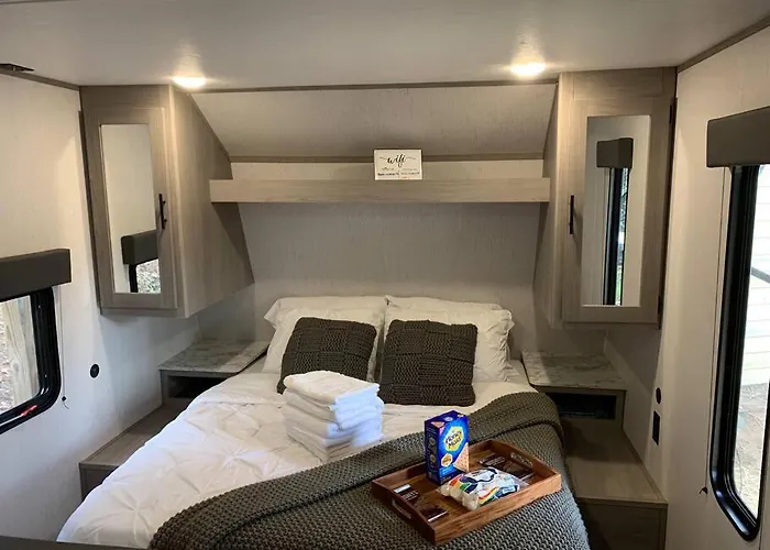 Daffodil Dream Camper With Hot Tub - Movie Screen - Fire Pit - Bbq