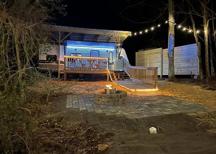 Daffodil Dream Camper With Hot Tub - Movie Screen - Fire Pit - Bbq