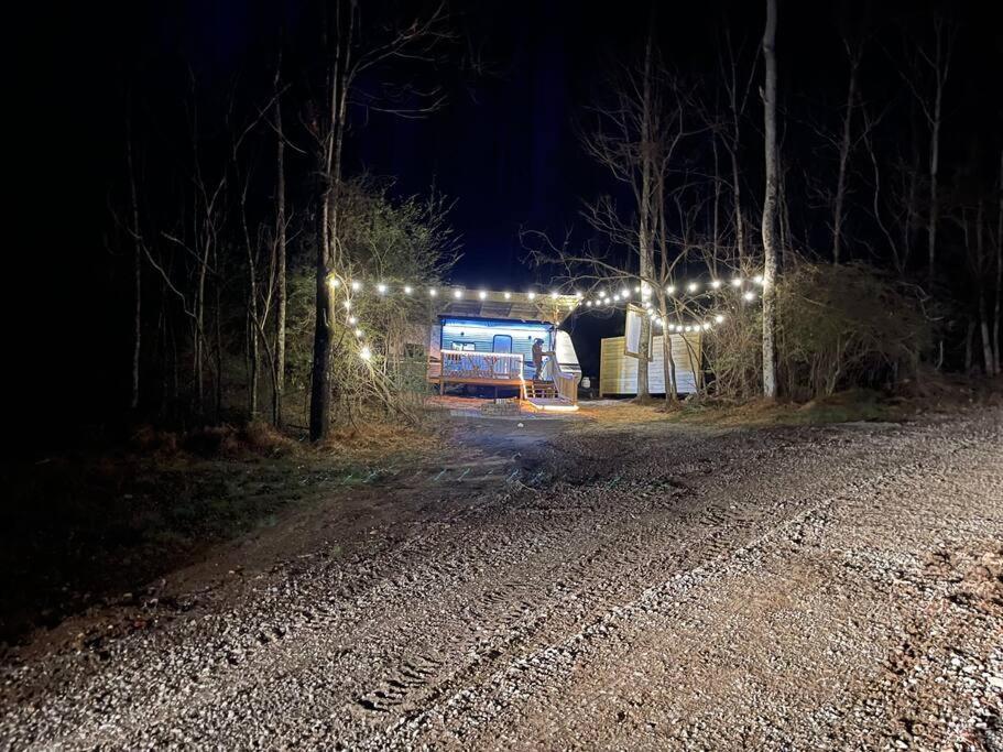 Daffodil Dream Camper With Hot Tub - Movie Screen - Fire Pit - Bbq Appartamento