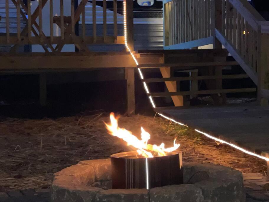 Appartamento Daffodil Dream Camper With Hot Tub - Movie Screen - Fire Pit - Bbq Jonesville