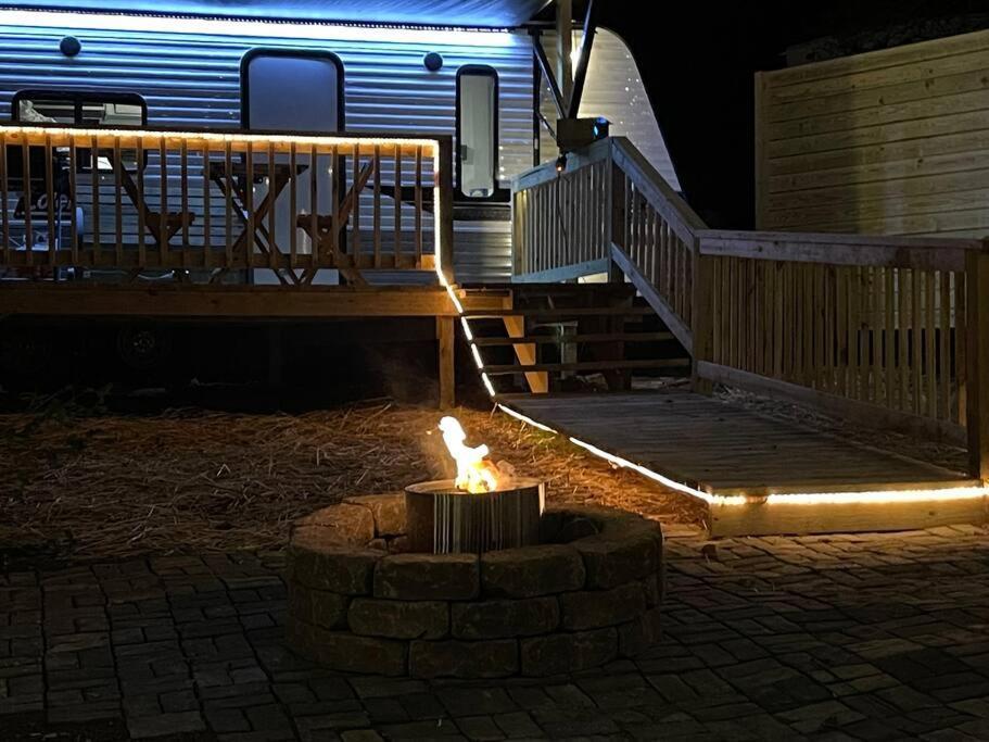Daffodil Dream Camper With Hot Tub - Movie Screen - Fire Pit - Bbq