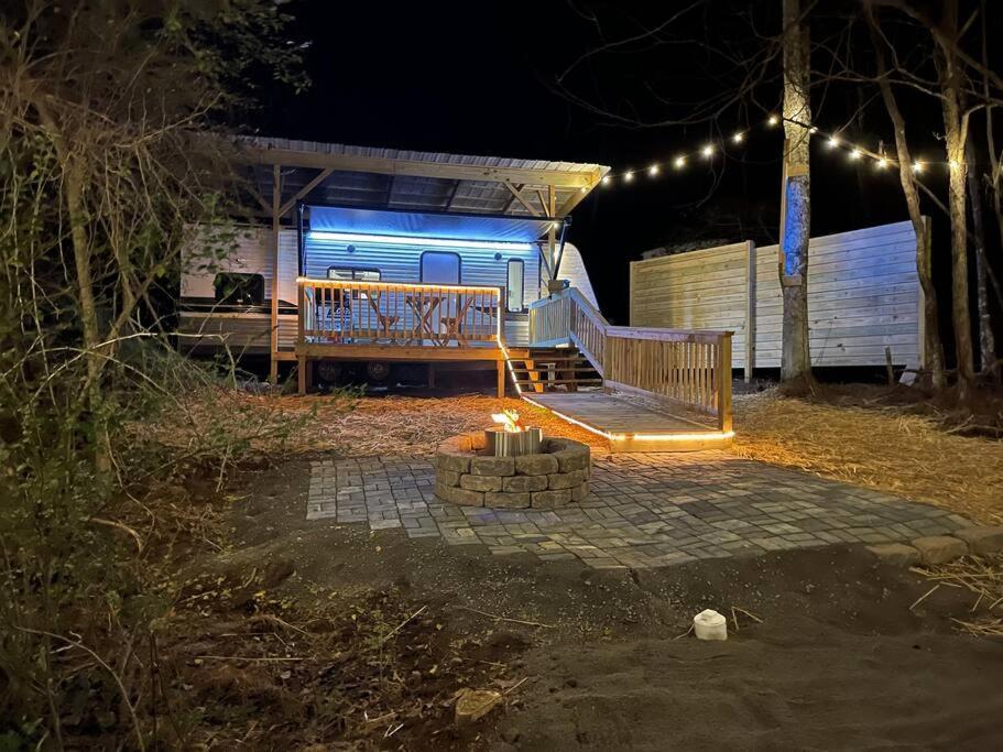 Daffodil Dream Camper With Hot Tub - Movie Screen - Fire Pit - Bbq Appartamento Jonesville